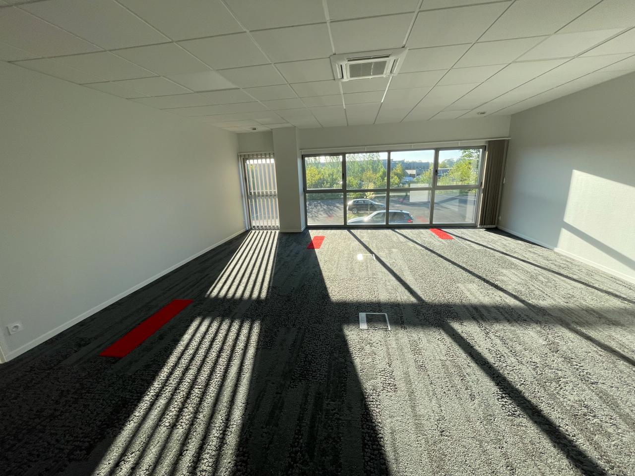 Local d'activité Noyal-Châtillon-sur-Seiche 3210m² Location local d'activité Noyal-Châtillon-sur-Seiche Ille-et-Vilaine OLACT2531637 3